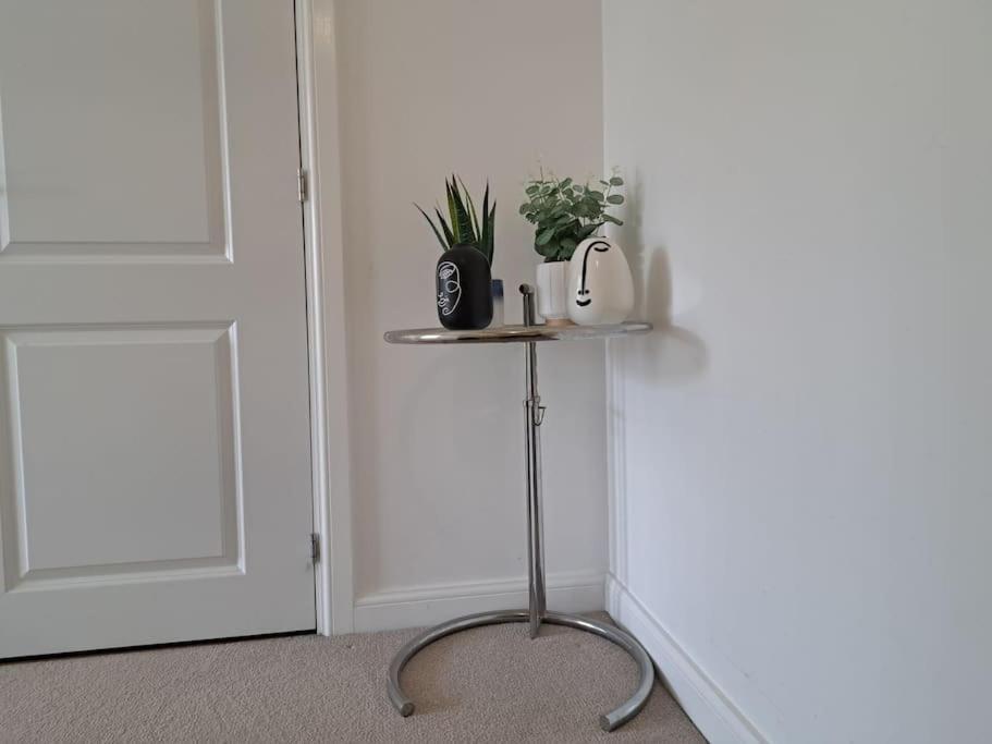 Stylish Station Apartment In Rochester With Free Parking Wainscot Exterior photo