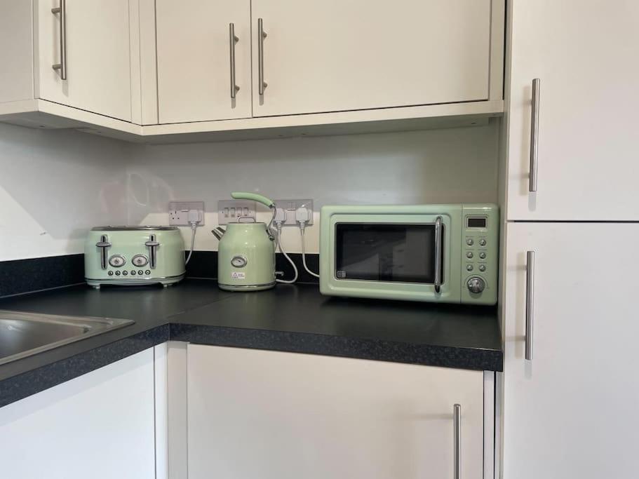 Stylish Station Apartment In Rochester With Free Parking Wainscot Exterior photo