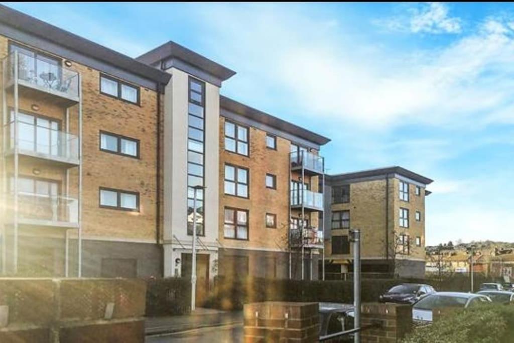 Stylish Station Apartment In Rochester With Free Parking Wainscot Exterior photo