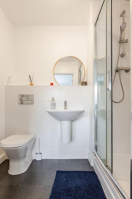 Stylish Station Apartment In Rochester With Free Parking Wainscot Exterior photo