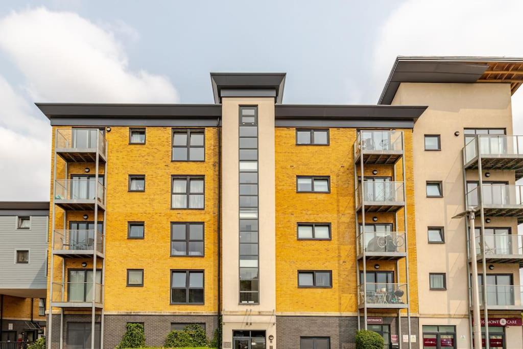 Stylish Station Apartment In Rochester With Free Parking Wainscot Exterior photo
