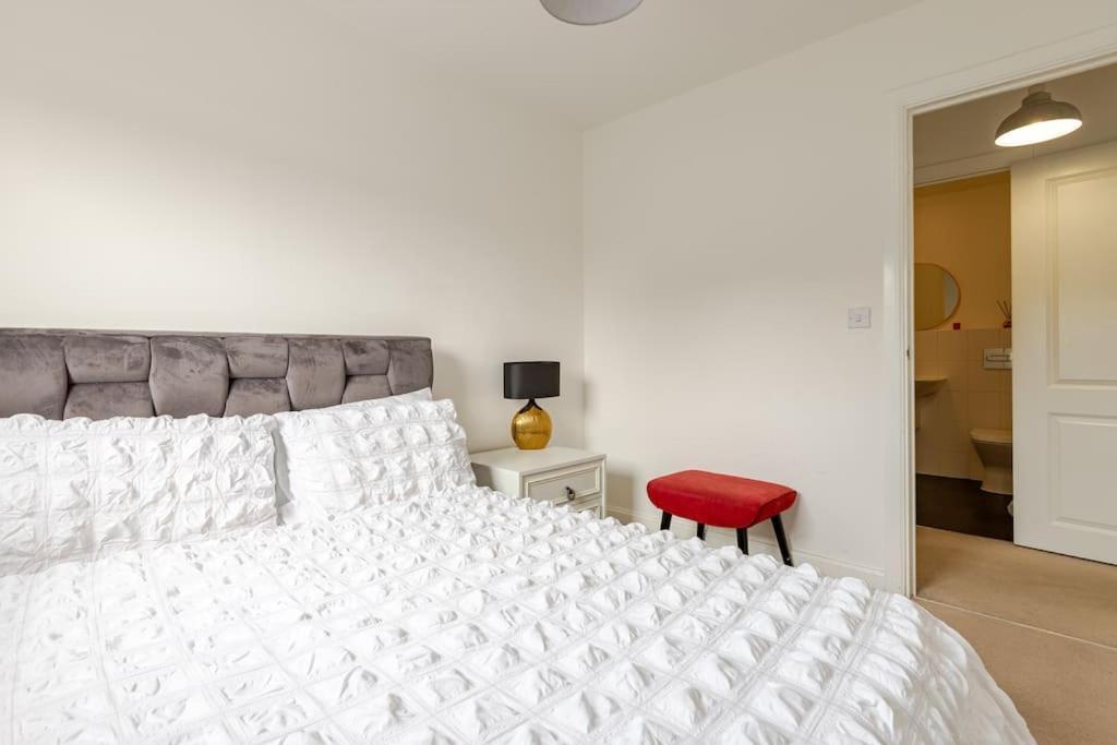 Stylish Station Apartment In Rochester With Free Parking Wainscot Exterior photo