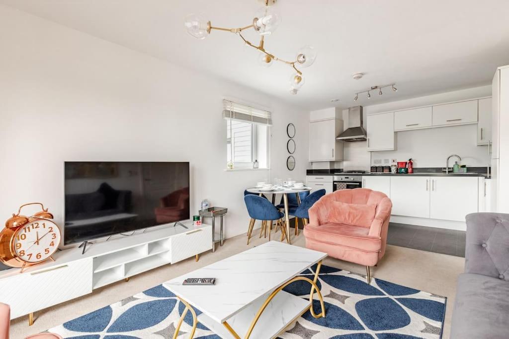 Stylish Station Apartment In Rochester With Free Parking Wainscot Exterior photo