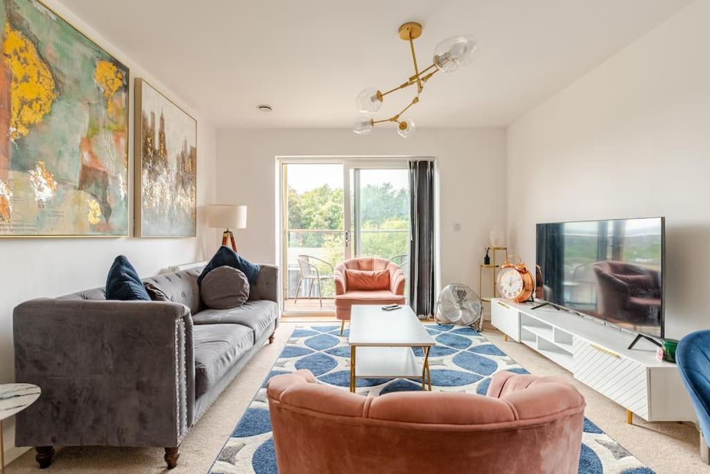 Stylish Station Apartment In Rochester With Free Parking Wainscot Exterior photo