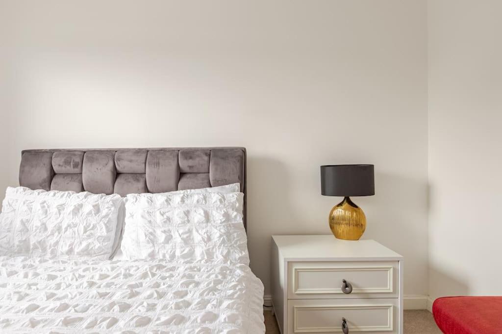 Stylish Station Apartment In Rochester With Free Parking Wainscot Exterior photo